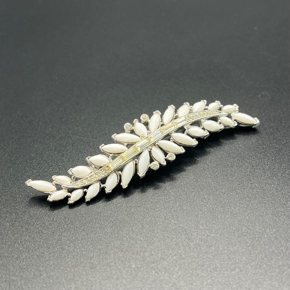 Vintage CROWN TRIFARI Feather Brooch Pin Milk Glass Clear Rhinestone Signed RARE - Picture 4 of 11